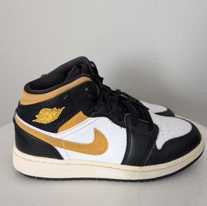 Nike Air Jordan 1 Mid "White Pollen Black"